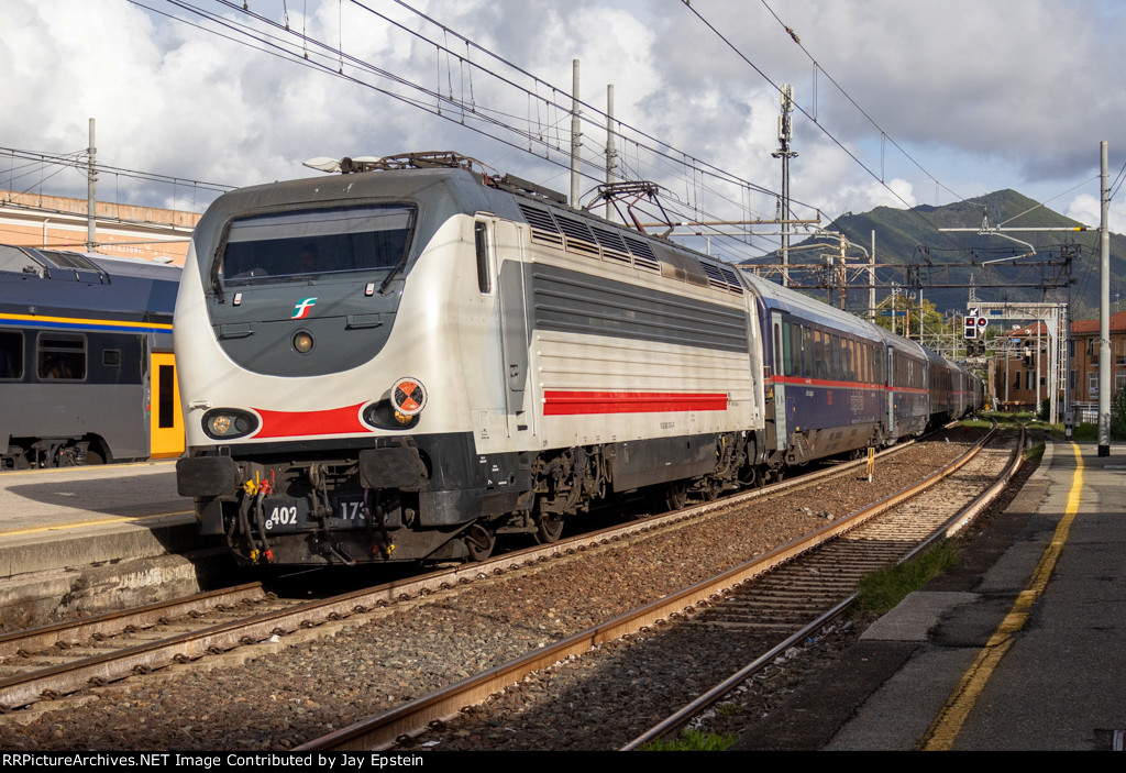 An E.402 Elecric leads Nightjet 235 into Sestri Levante